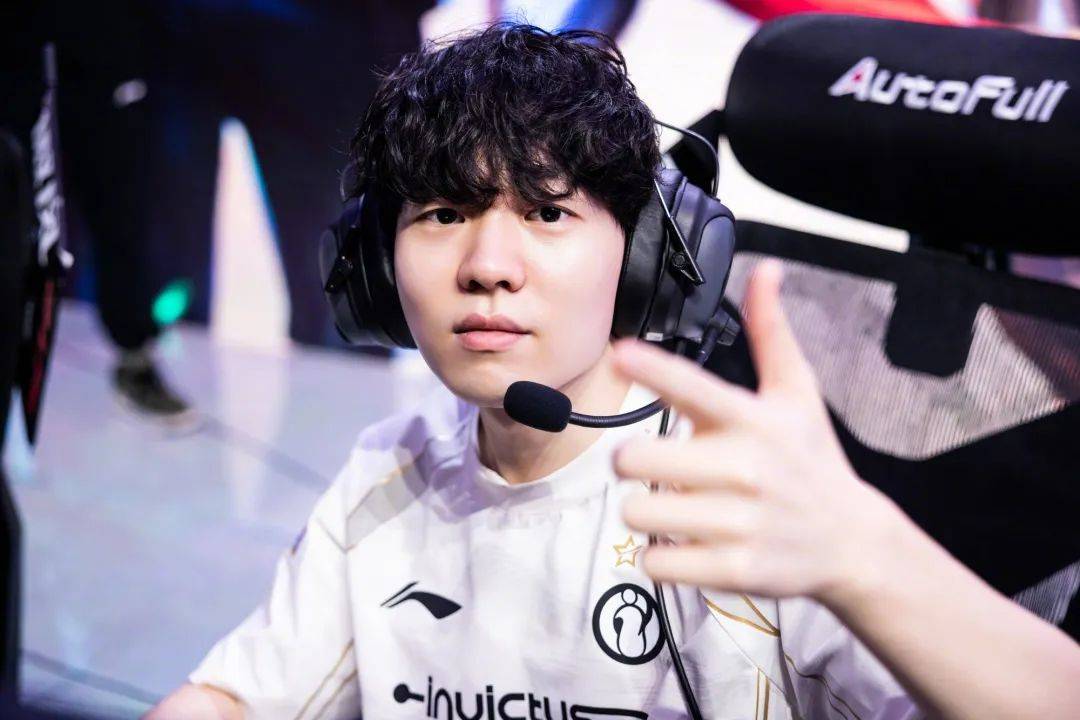 爱游戏体育-包含Rookie遭遇三持续失利，MAD教练压力巨大！的词条